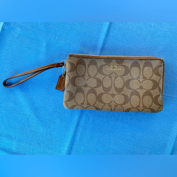 Coach Handbags - NWT BRAND NEW Coach leather wristlet classic C brown tan color